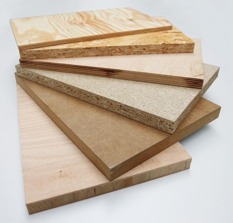 Stapel plaatmateriaal en hout